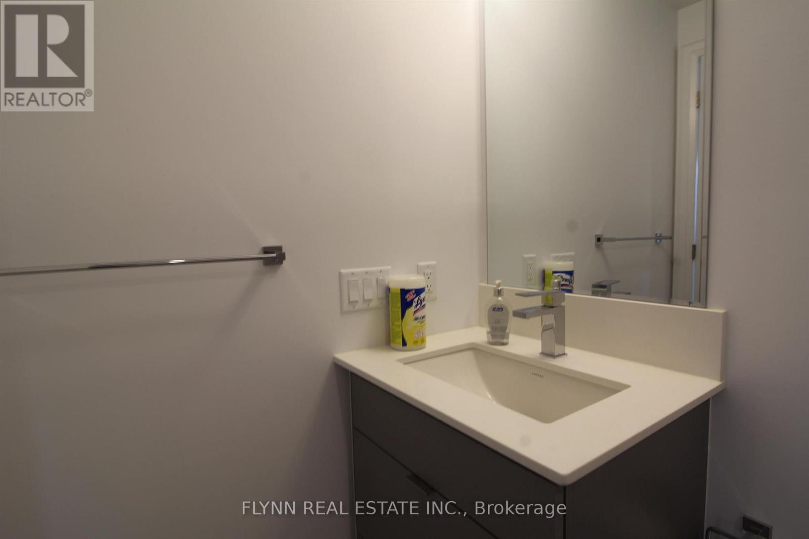 2001 - 36 Elm Drive, Mississauga, Ontario  L5B 0N3 - Photo 11 - W12508202