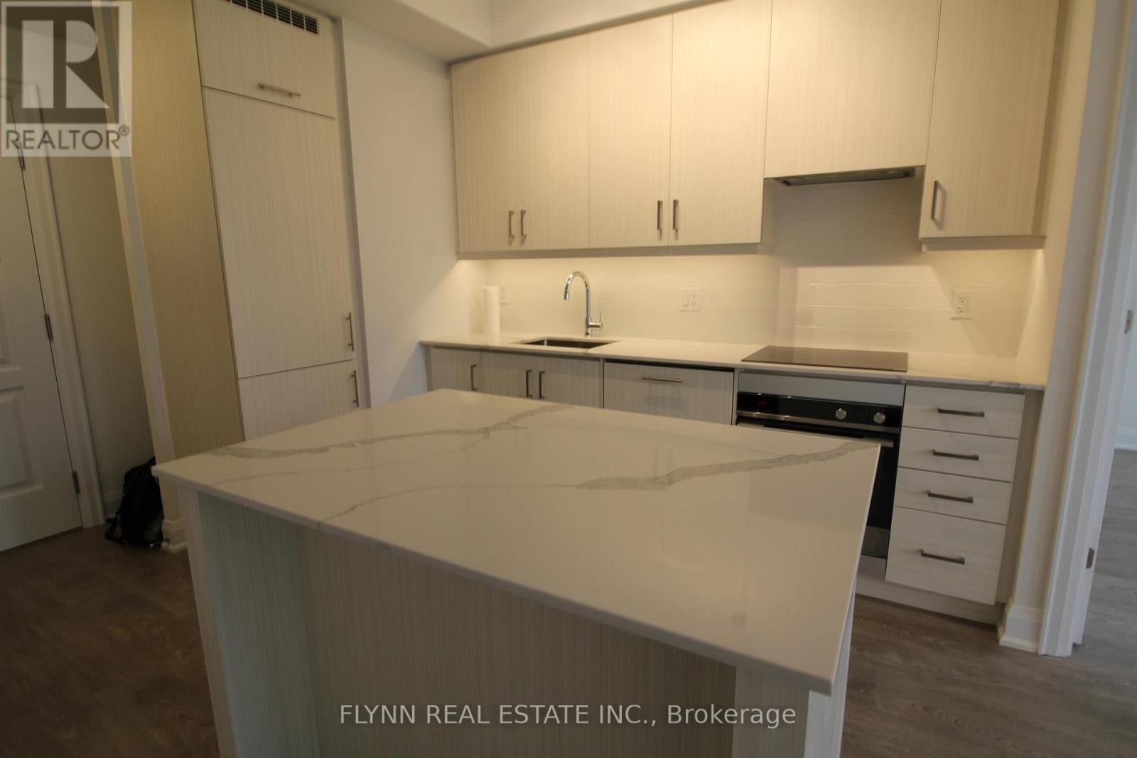 2001 - 36 Elm Drive, Mississauga, Ontario  L5B 0N3 - Photo 5 - W12508202