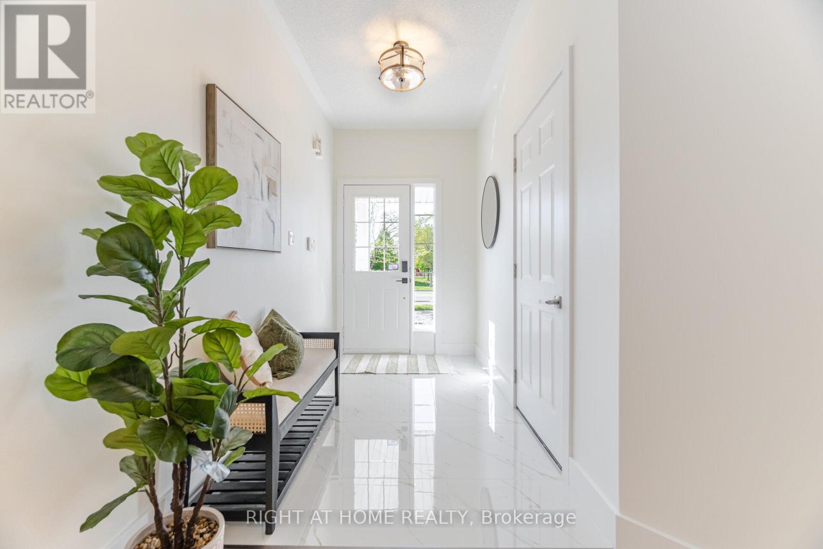 514 Huntington Ridge Drive, Mississauga, Ontario  L5R 2X7 - Photo 5 - W12508328