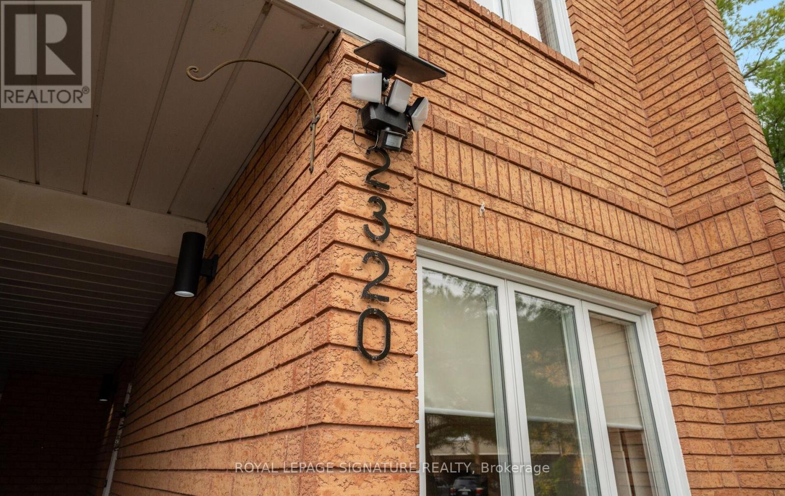 2320 Strawfield Court, Oakville, Ontario  L6H 6C2 - Photo 3 - W12508334