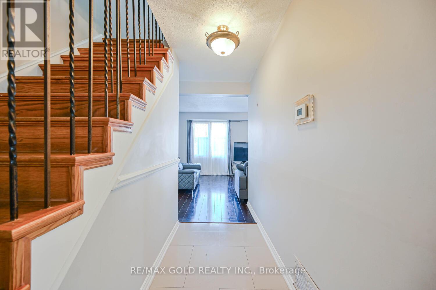 35 Horne Drive, Brampton, Ontario  L6V 2V2 - Photo 10 - W12508382