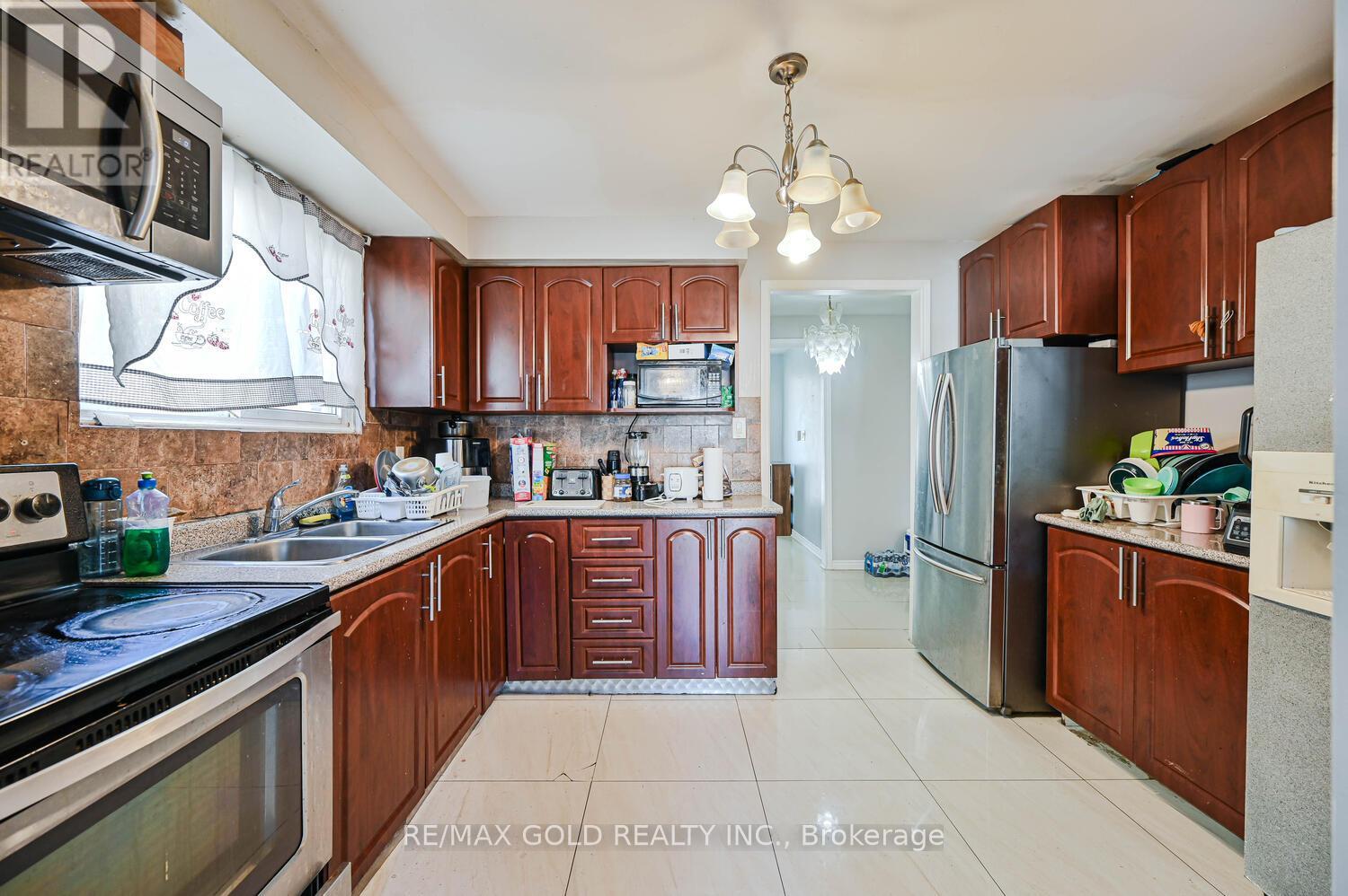 35 Horne Drive, Brampton, Ontario  L6V 2V2 - Photo 16 - W12508382