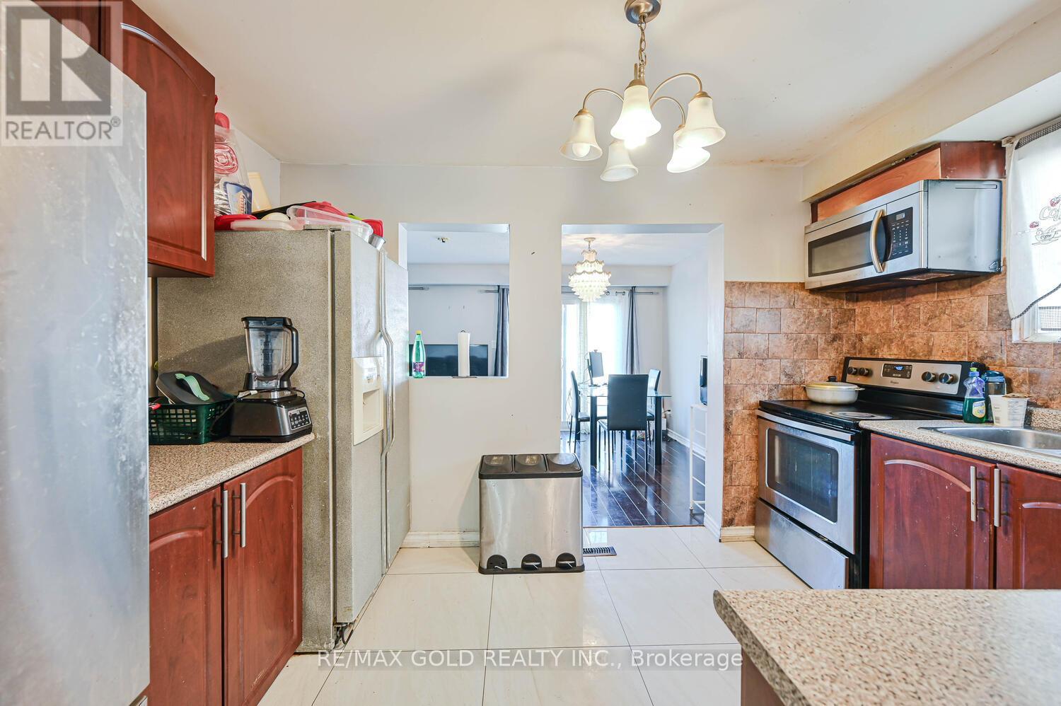 35 Horne Drive, Brampton, Ontario  L6V 2V2 - Photo 18 - W12508382