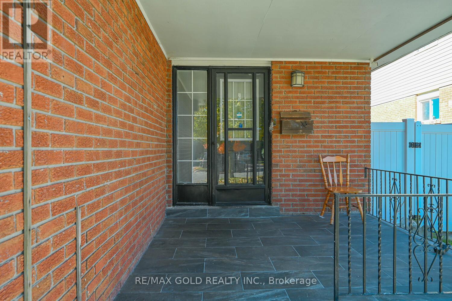 35 Horne Drive, Brampton, Ontario  L6V 2V2 - Photo 4 - W12508382