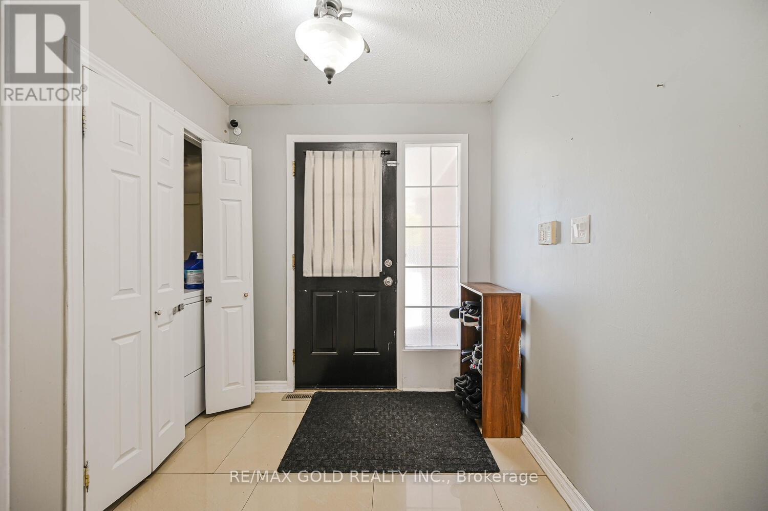 35 Horne Drive, Brampton, Ontario  L6V 2V2 - Photo 5 - W12508382