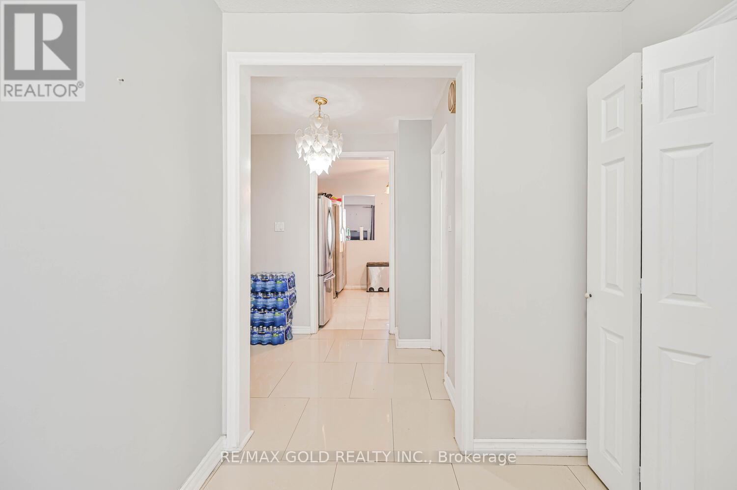 35 Horne Drive, Brampton, Ontario  L6V 2V2 - Photo 6 - W12508382