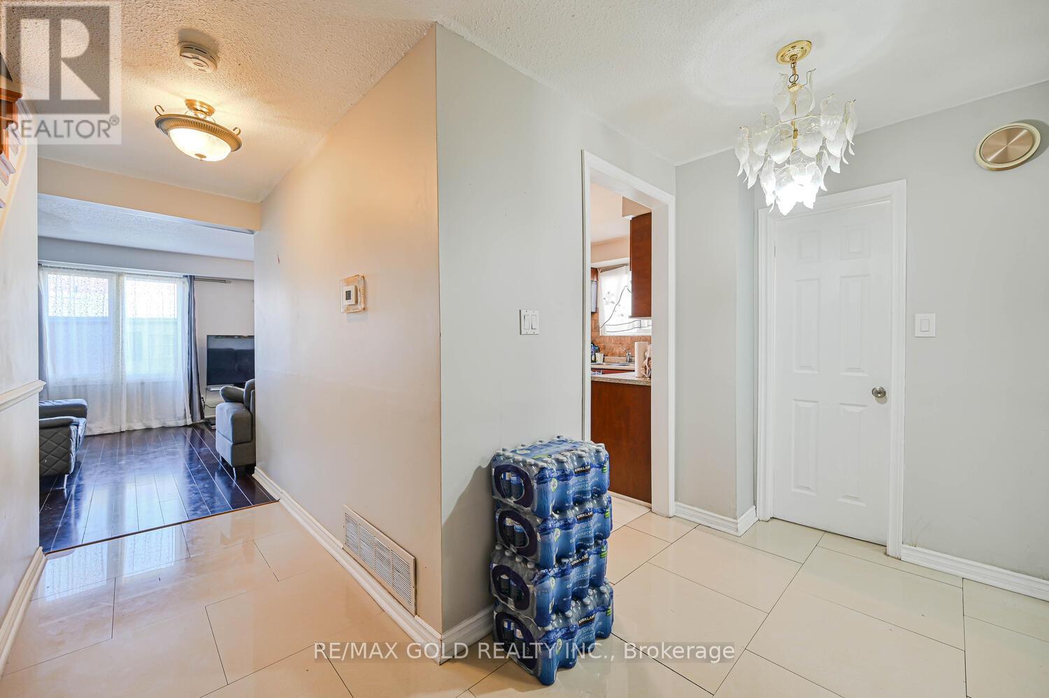 35 Horne Drive, Brampton, Ontario  L6V 2V2 - Photo 7 - W12508382