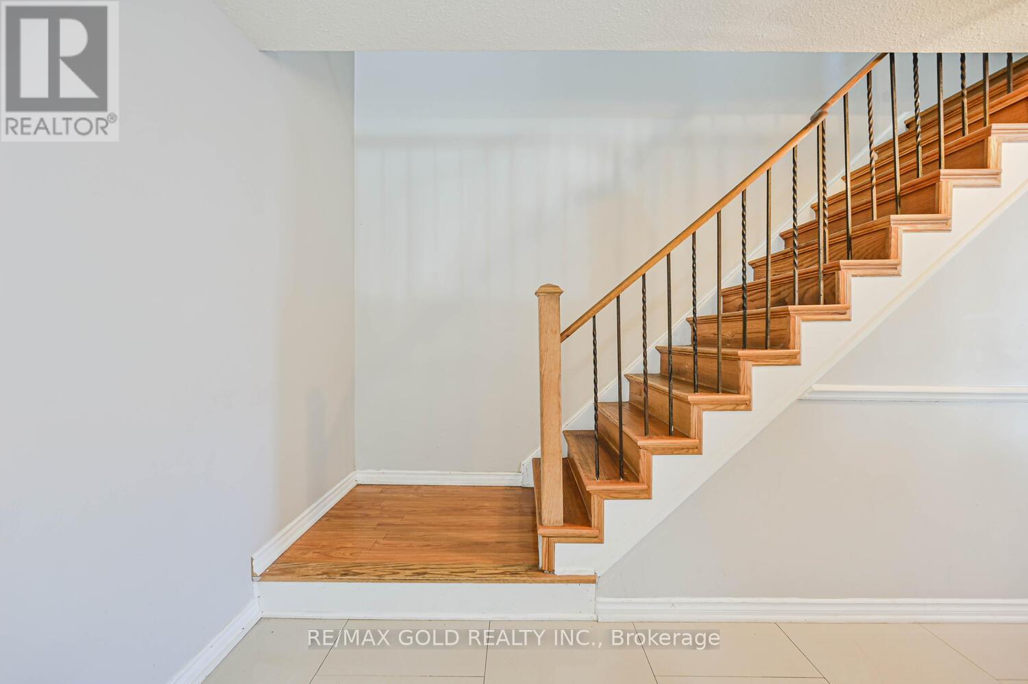 35 Horne Drive, Brampton, Ontario  L6V 2V2 - Photo 8 - W12508382