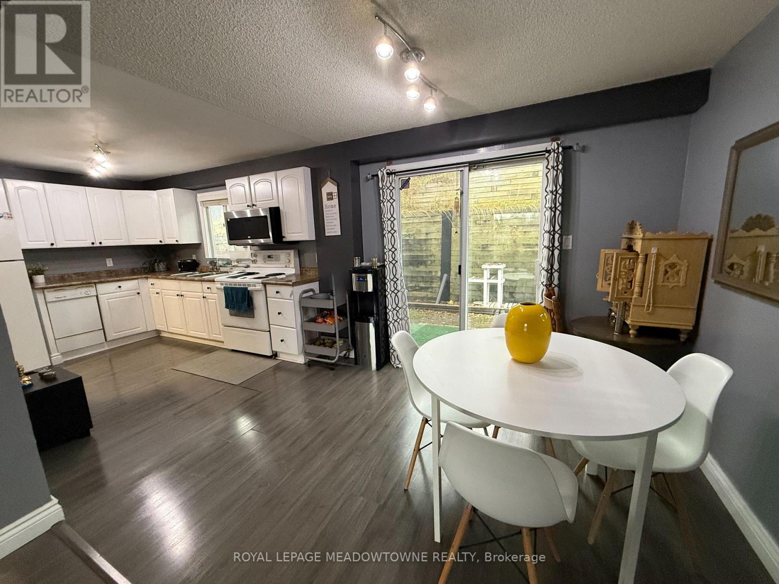 10 - 648 Doon Village Road, Kitchener, Ontario N2P 1A2 - Photo 10 - X12508274