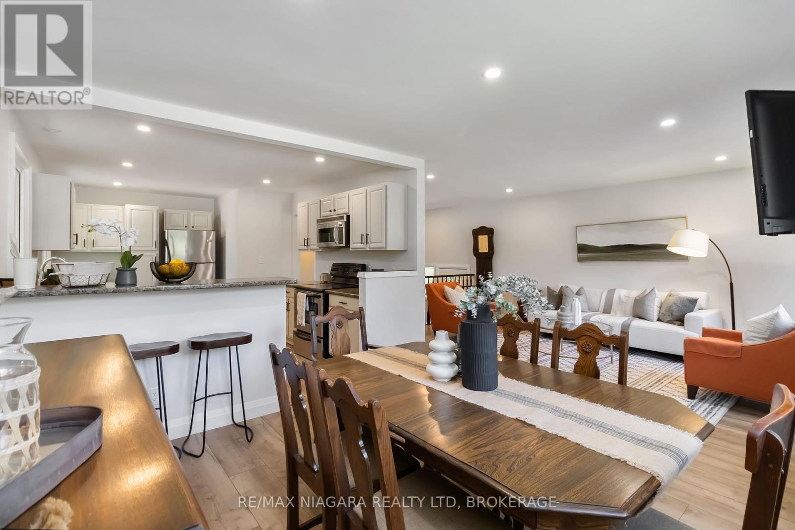 2230 Queensway Drive, Burlington, Ontario  L7R 3T1 - Photo 10 - W12450901