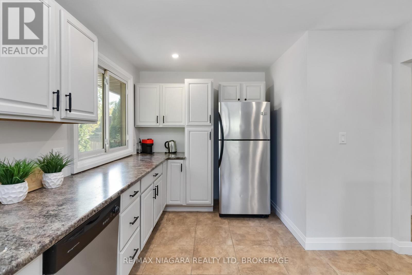 2230 Queensway Drive, Burlington, Ontario  L7R 3T1 - Photo 13 - W12450901