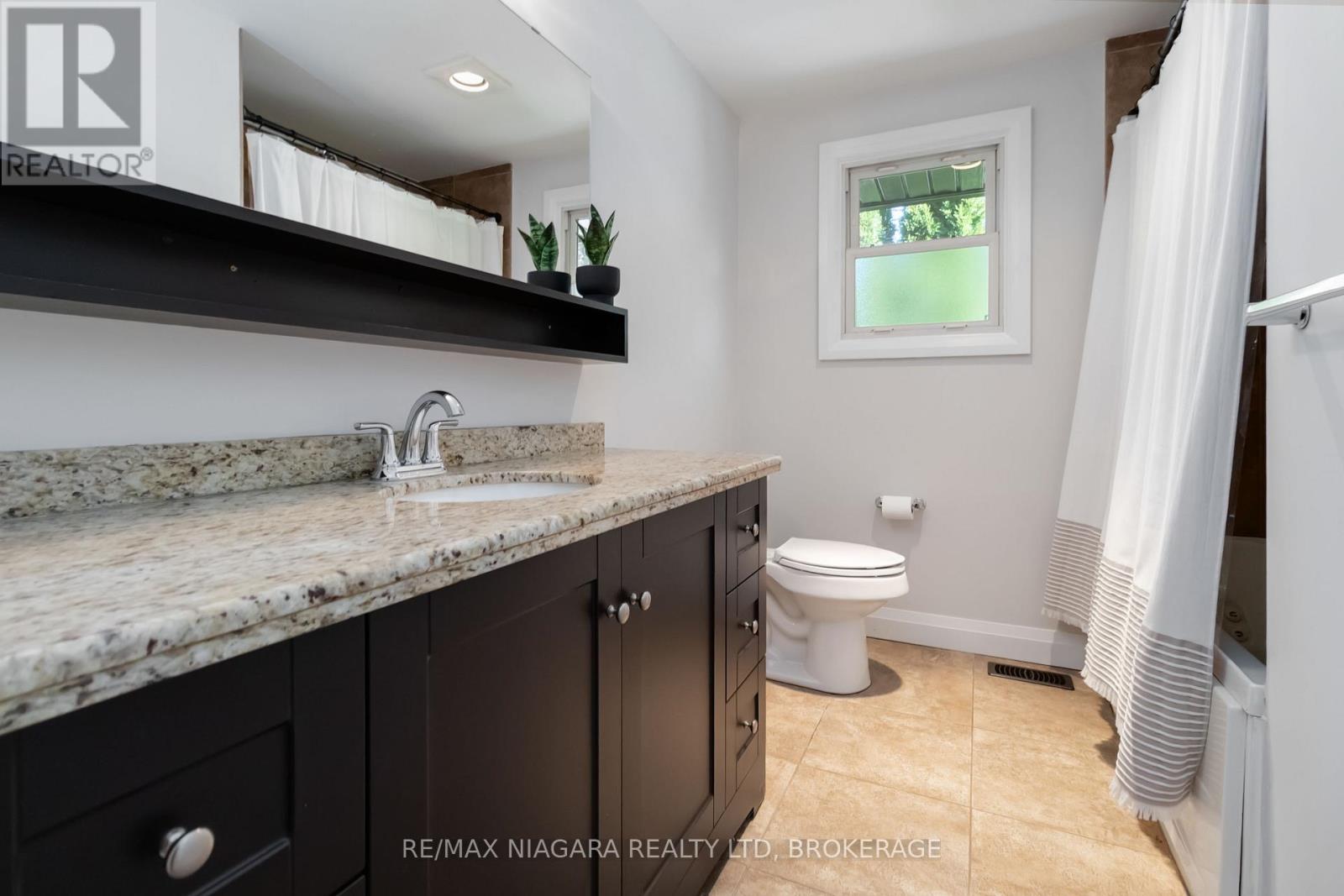 2230 Queensway Drive, Burlington, Ontario  L7R 3T1 - Photo 19 - W12450901