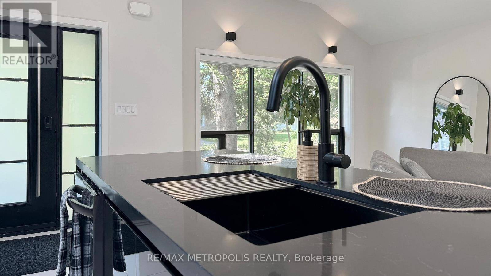 640 Lansdowne Drive, Oshawa, Ontario  L1G 1W4 - Photo 3 - E12508614