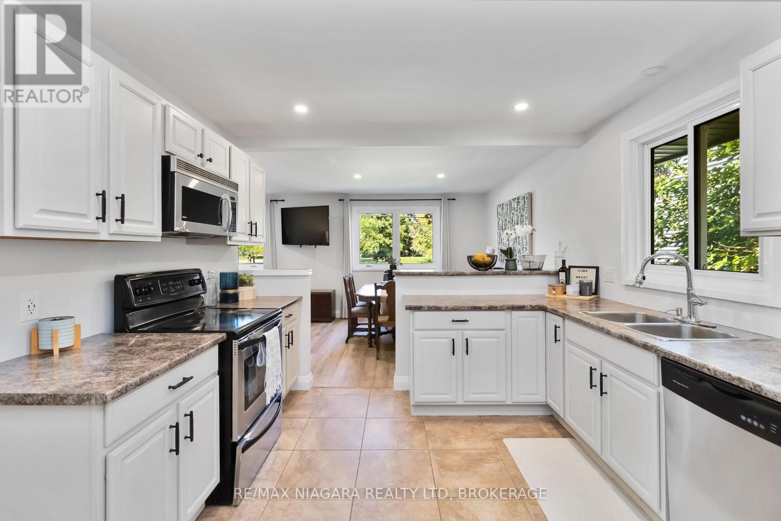 2230 Queensway Drive, Burlington, Ontario  L7R 3T1 - Photo 14 - W12450901