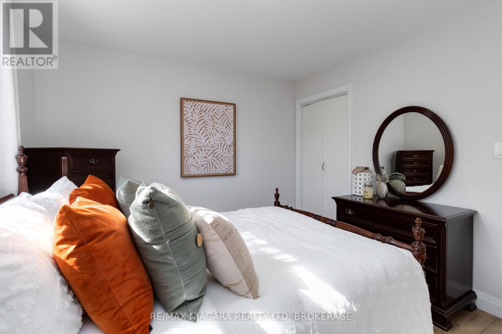 2230 Queensway Drive, Burlington, Ontario  L7R 3T1 - Photo 25 - W12450901