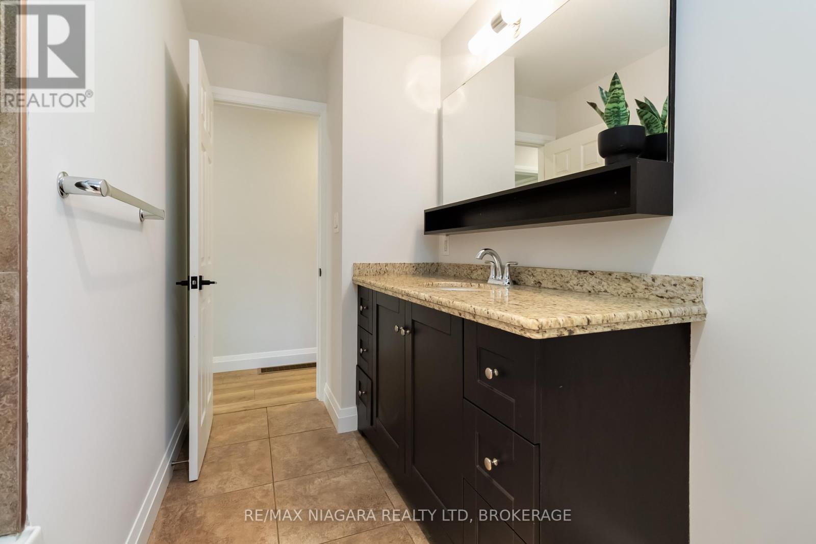 2230 Queensway Drive, Burlington, Ontario  L7R 3T1 - Photo 20 - W12450901