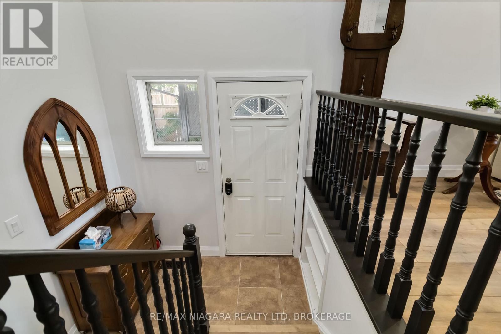 2230 Queensway Drive, Burlington, Ontario  L7R 3T1 - Photo 3 - W12450901