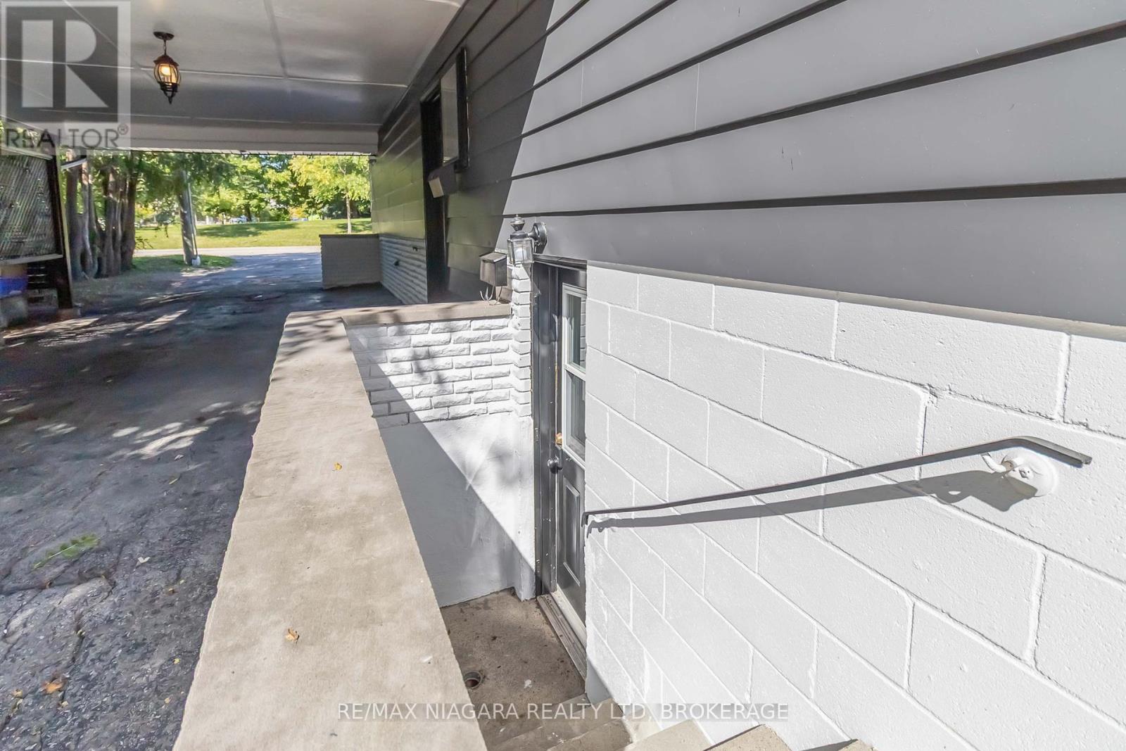 2230 Queensway Drive, Burlington, Ontario  L7R 3T1 - Photo 31 - W12450901