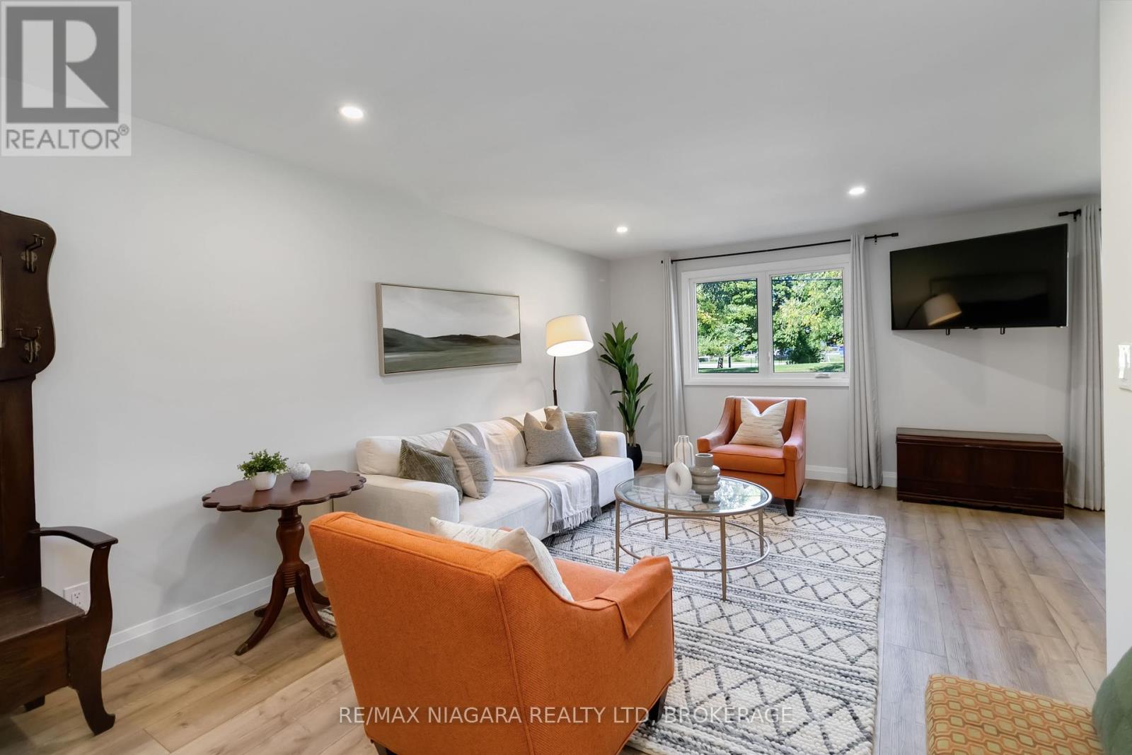 2230 Queensway Drive, Burlington, Ontario  L7R 3T1 - Photo 4 - W12450901