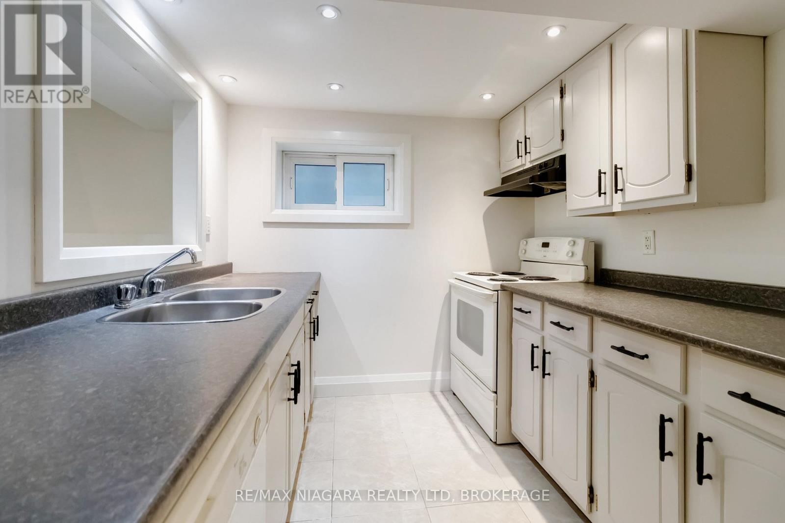 2230 Queensway Drive, Burlington, Ontario  L7R 3T1 - Photo 41 - W12450901