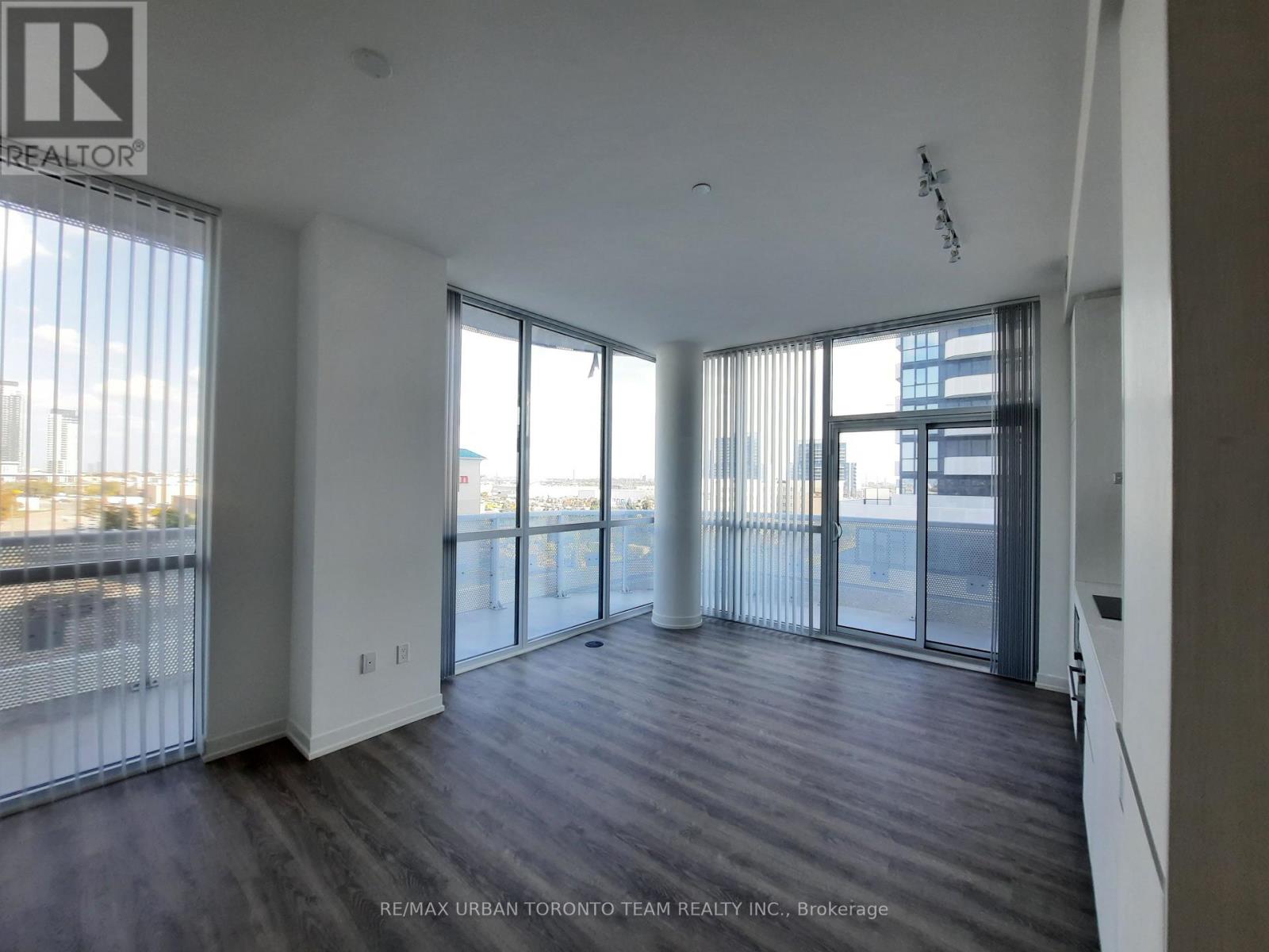 610 - 8 Interchange Way, Vaughan, Ontario  L4K 5Z7 - Photo 2 - N12508526