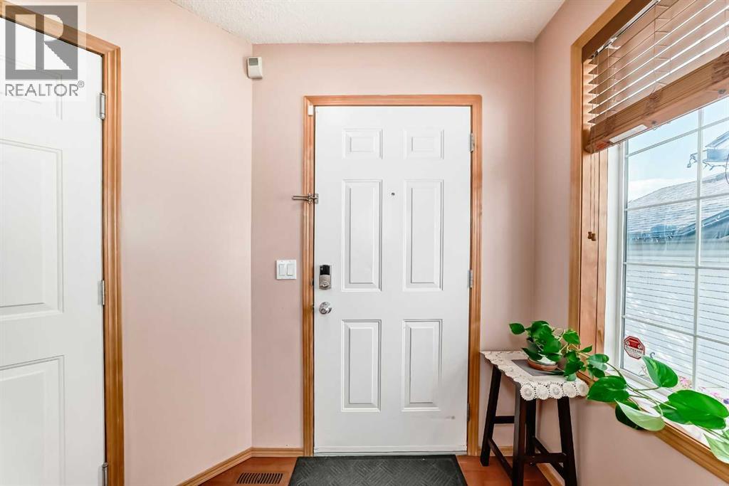 16062 Everstone Road Sw, Calgary, Alberta  T2Y 4J7 - Photo 3 - A2257664