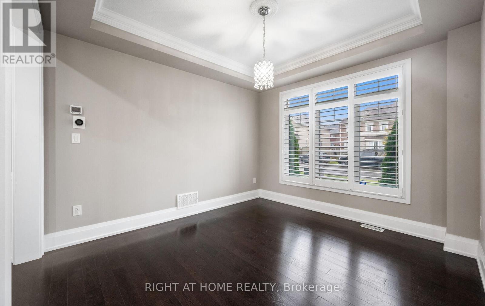 404 Queen Mary Drive, Brampton, Ontario  L7A 4K4 - Photo 11 - W12508524