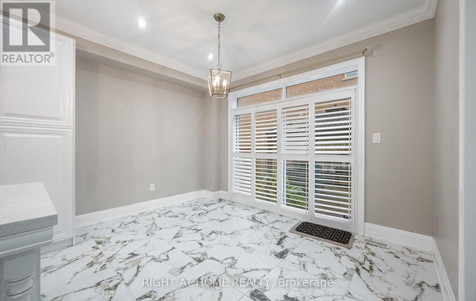 404 Queen Mary Drive, Brampton, Ontario  L7A 4K4 - Photo 12 - W12508524