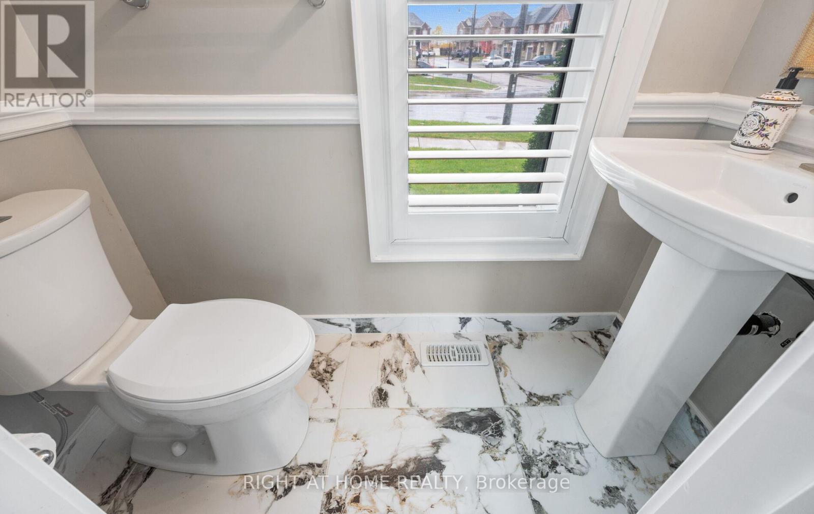 404 Queen Mary Drive, Brampton, Ontario  L7A 4K4 - Photo 14 - W12508524