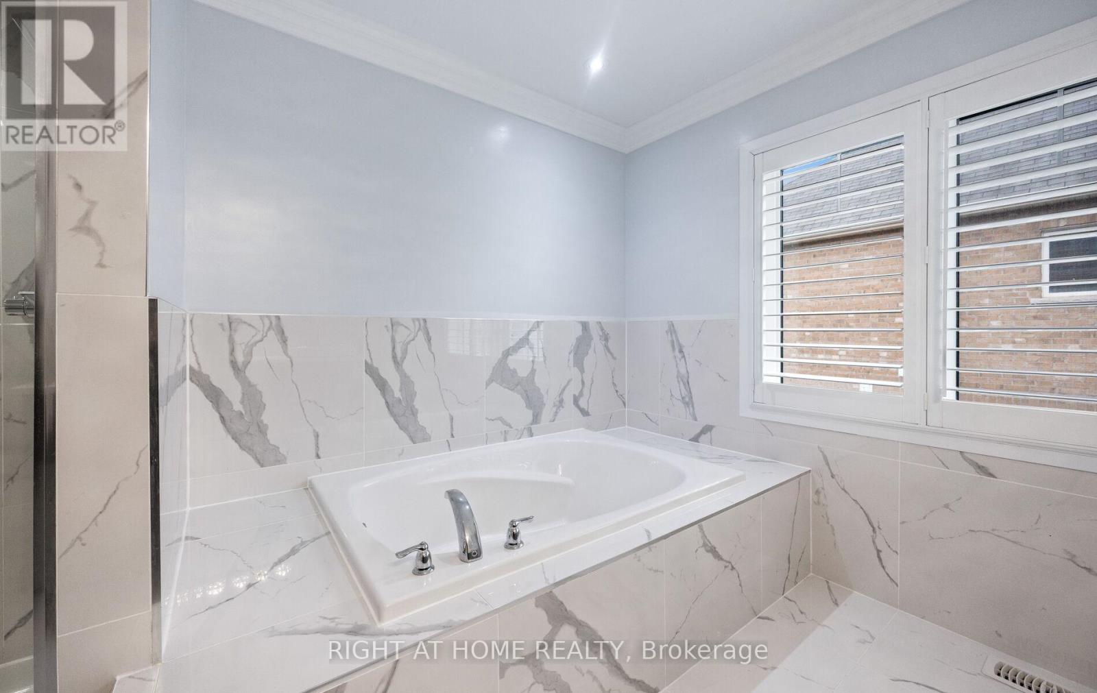 404 Queen Mary Drive, Brampton, Ontario  L7A 4K4 - Photo 22 - W12508524