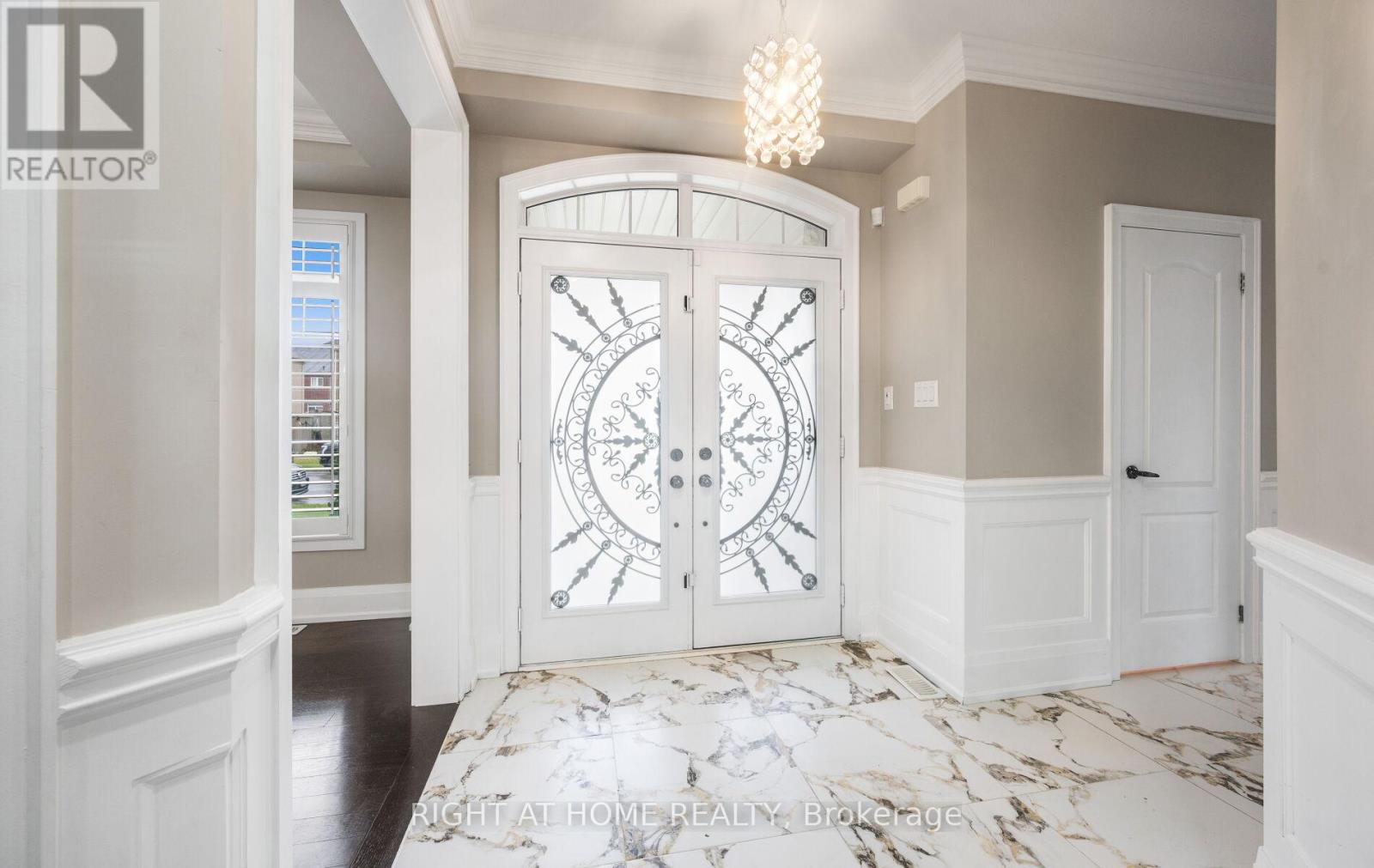 404 Queen Mary Drive, Brampton, Ontario  L7A 4K4 - Photo 4 - W12508524