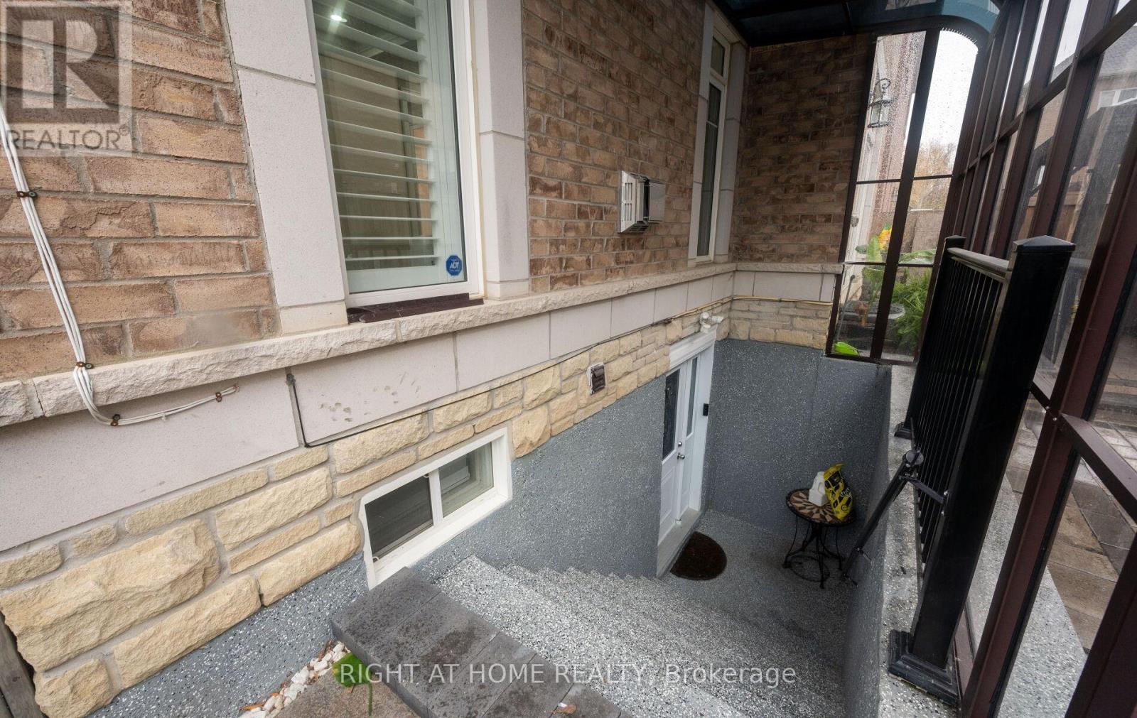 404 Queen Mary Drive, Brampton, Ontario  L7A 4K4 - Photo 47 - W12508524