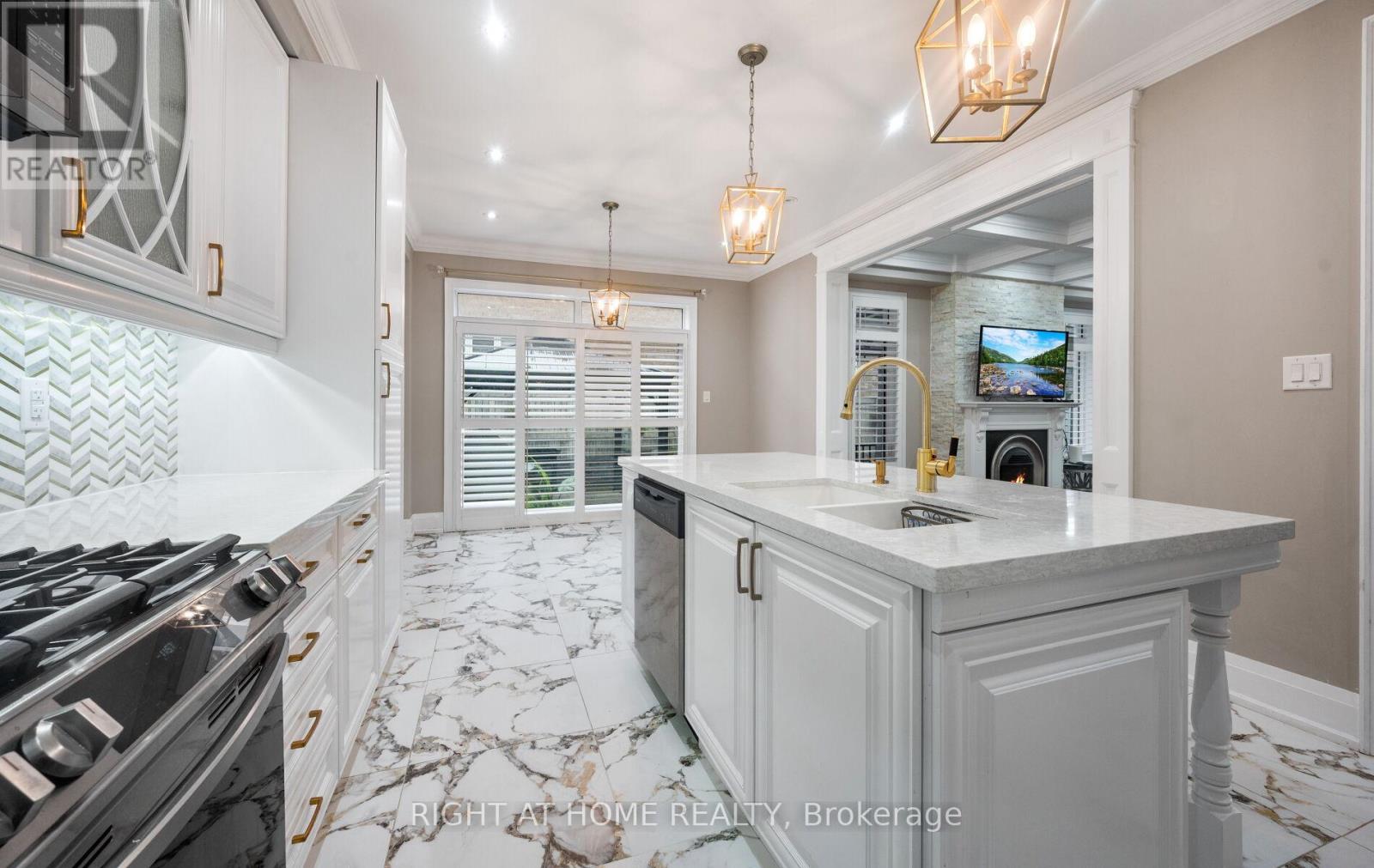 404 Queen Mary Drive, Brampton, Ontario  L7A 4K4 - Photo 5 - W12508524