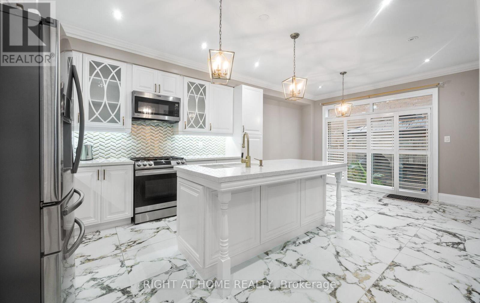 404 Queen Mary Drive, Brampton, Ontario  L7A 4K4 - Photo 6 - W12508524