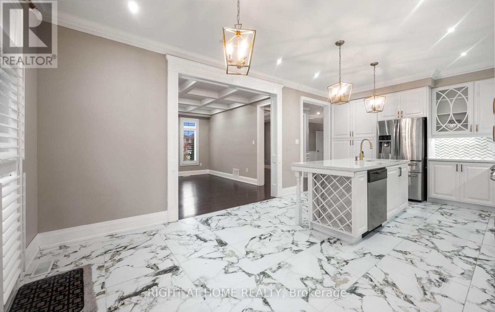 404 Queen Mary Drive, Brampton, Ontario  L7A 4K4 - Photo 7 - W12508524