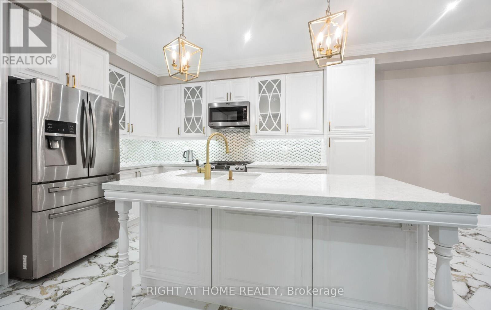 404 Queen Mary Drive, Brampton, Ontario  L7A 4K4 - Photo 8 - W12508524