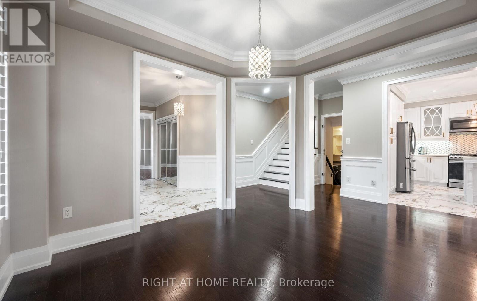 404 Queen Mary Drive, Brampton, Ontario  L7A 4K4 - Photo 9 - W12508524