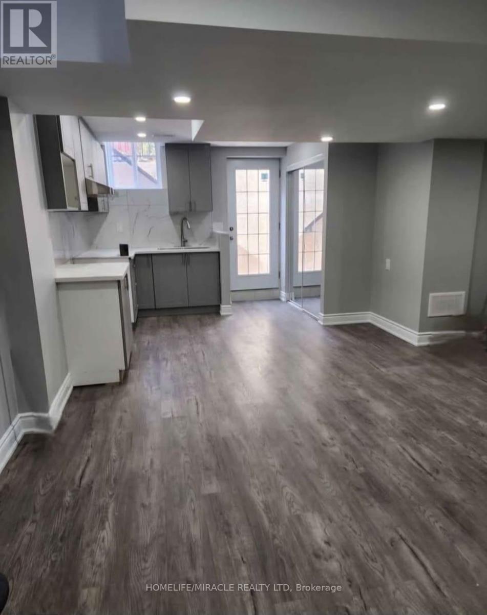 30 Dolly Varden Drive E, Brampton, Ontario  L6R 3L3 - Photo 2 - W12508550