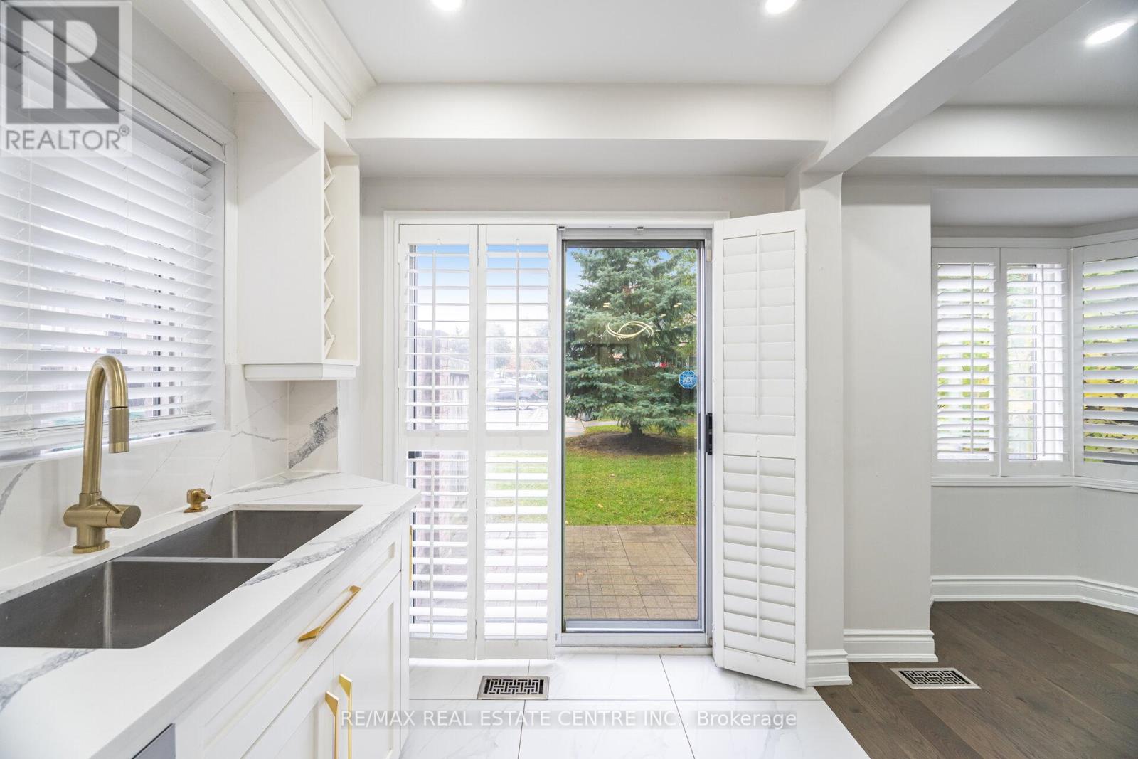 48 - 5255 Guildwood Way, Mississauga, Ontario L5R 4A8 - Photo 15 - W12508596