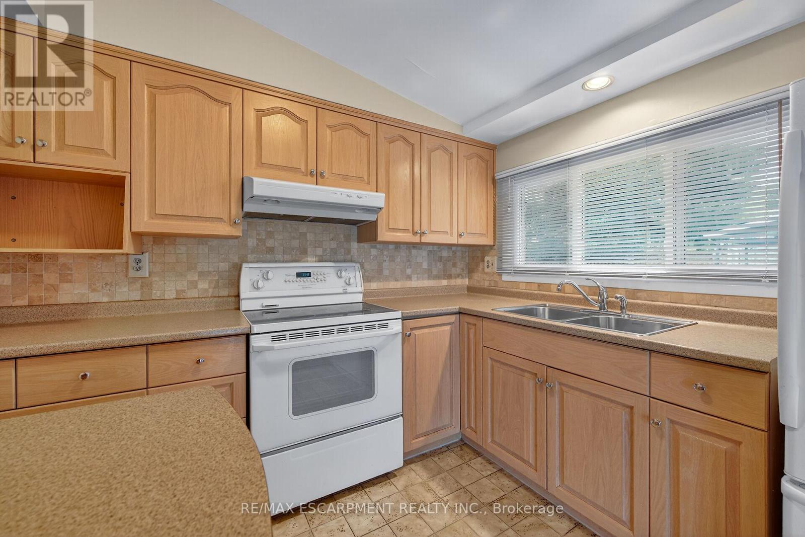 177 San Pedro Drive, Hamilton, Ontario  L9C 2C9 - Photo 7 - X12508554