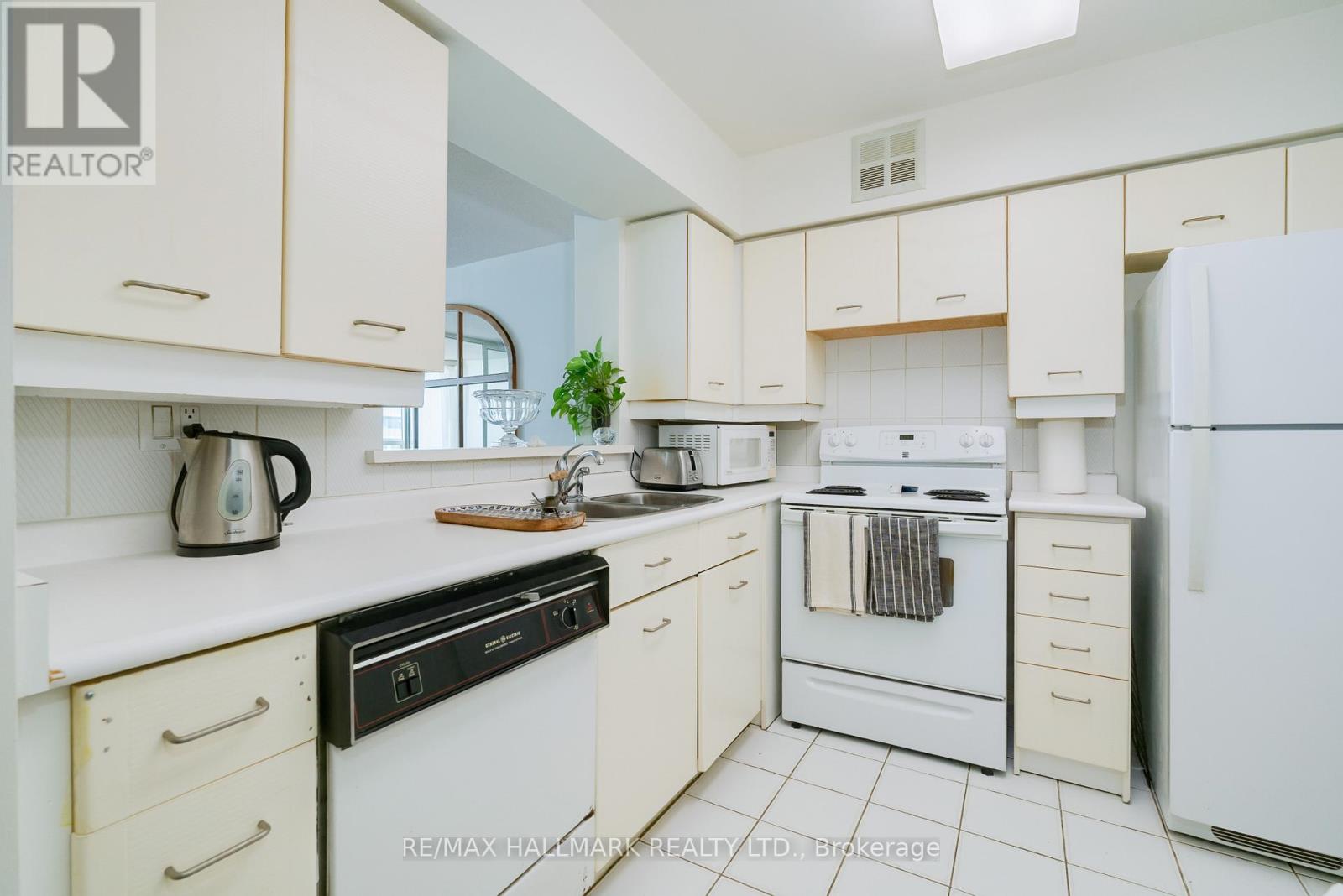 1616 - 30 Greenfield Avenue, Toronto, Ontario  M2N 6N3 - Photo 4 - C12508694