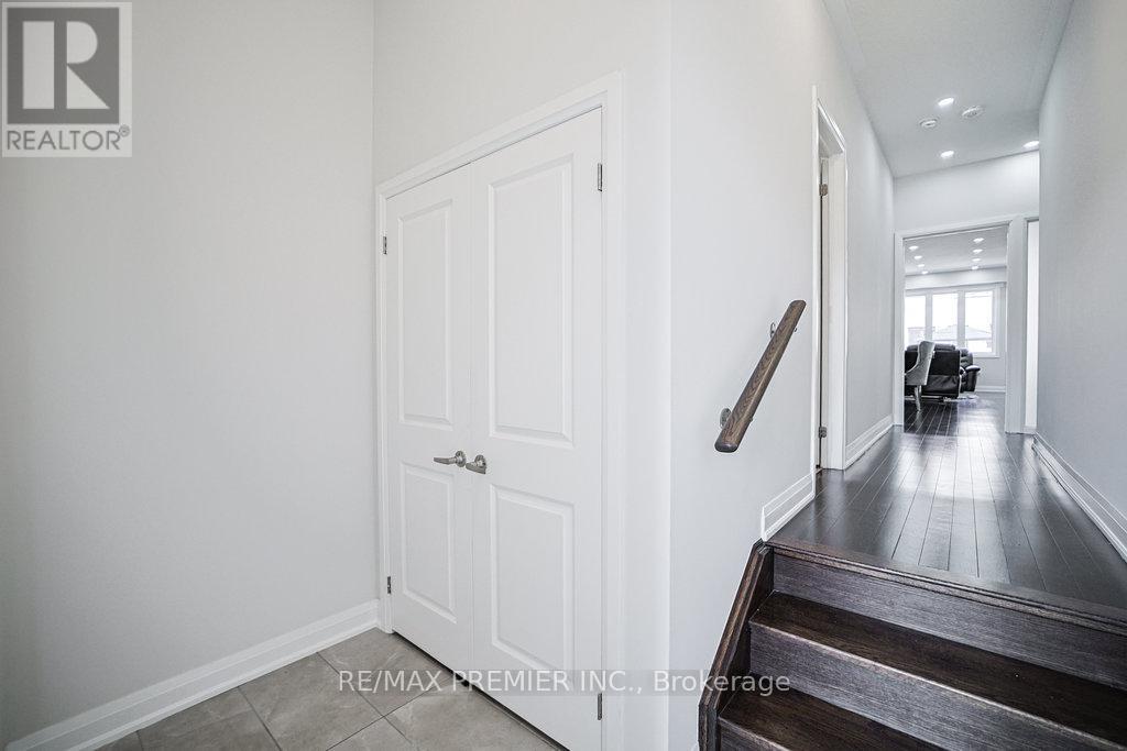 131 Landolfi Way, Bradford West Gwillimbury, Ontario  L3Z 4L7 - Photo 2 - N12497876