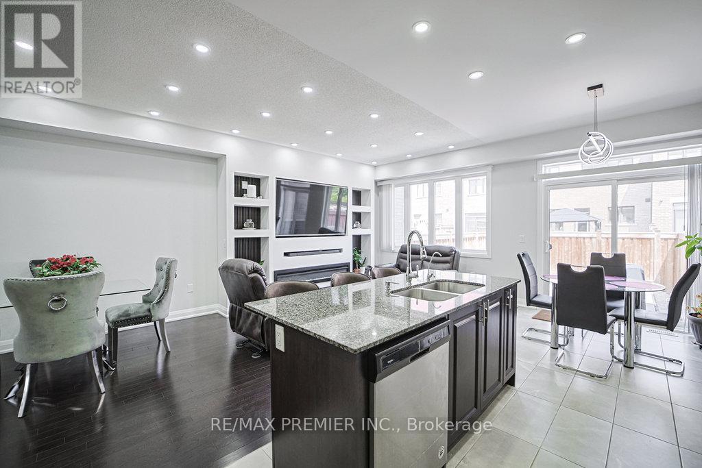 131 Landolfi Way, Bradford West Gwillimbury, Ontario  L3Z 4L7 - Photo 3 - N12497876