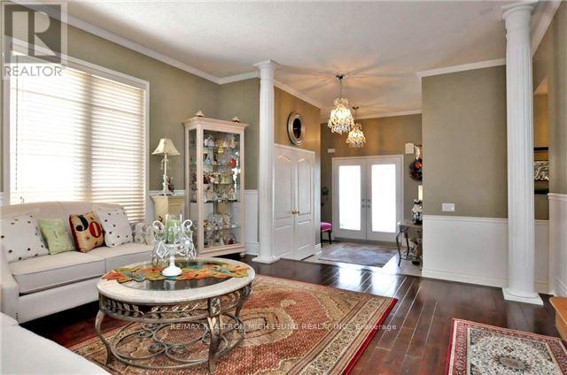 81 Spring Farm Road, Aurora, Ontario  L4G 7W7 - Photo 2 - N12508656