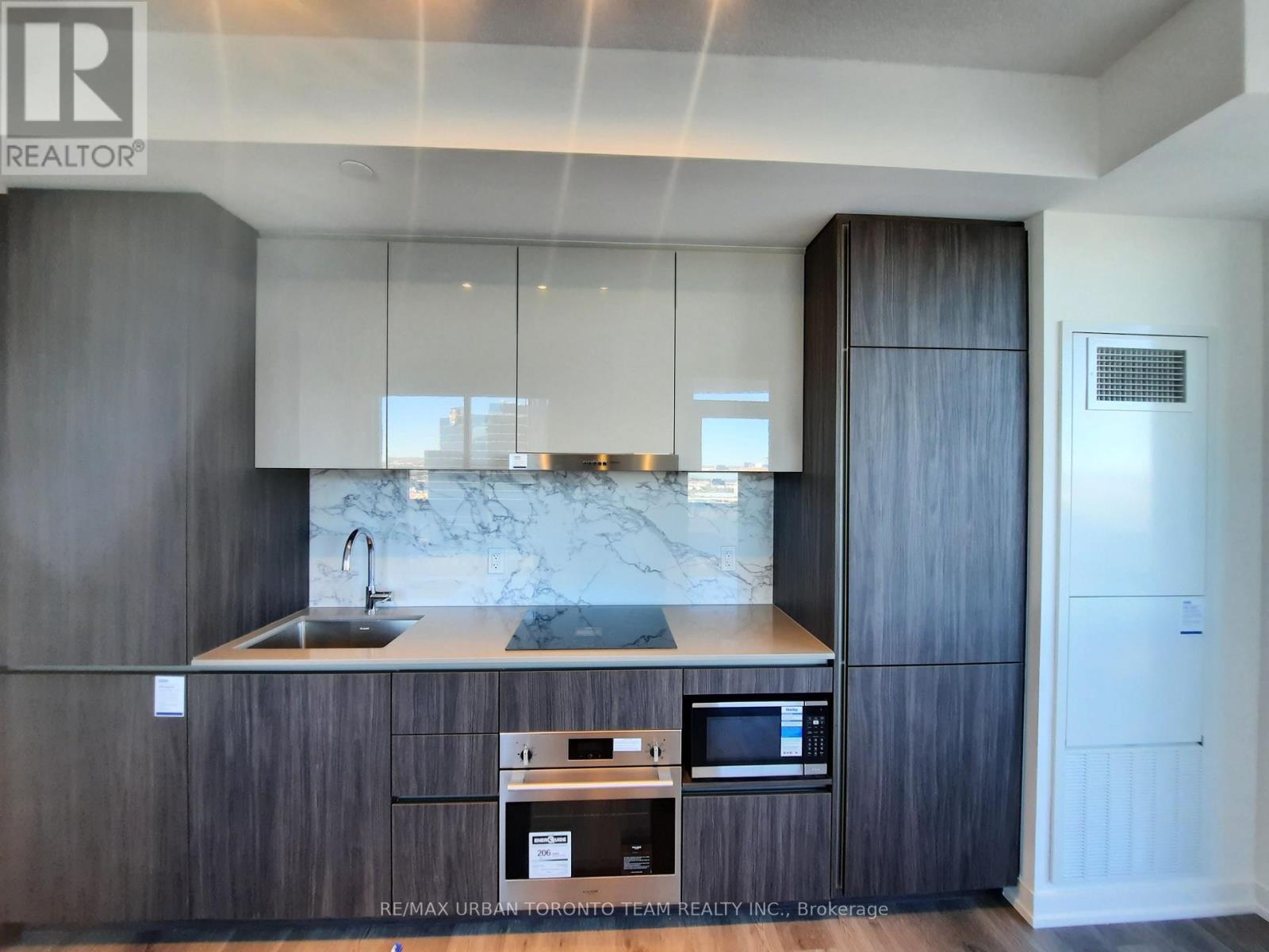 802 - 8 Interchange Way, Vaughan, Ontario  L4K 5Z7 - Photo 3 - N12508668