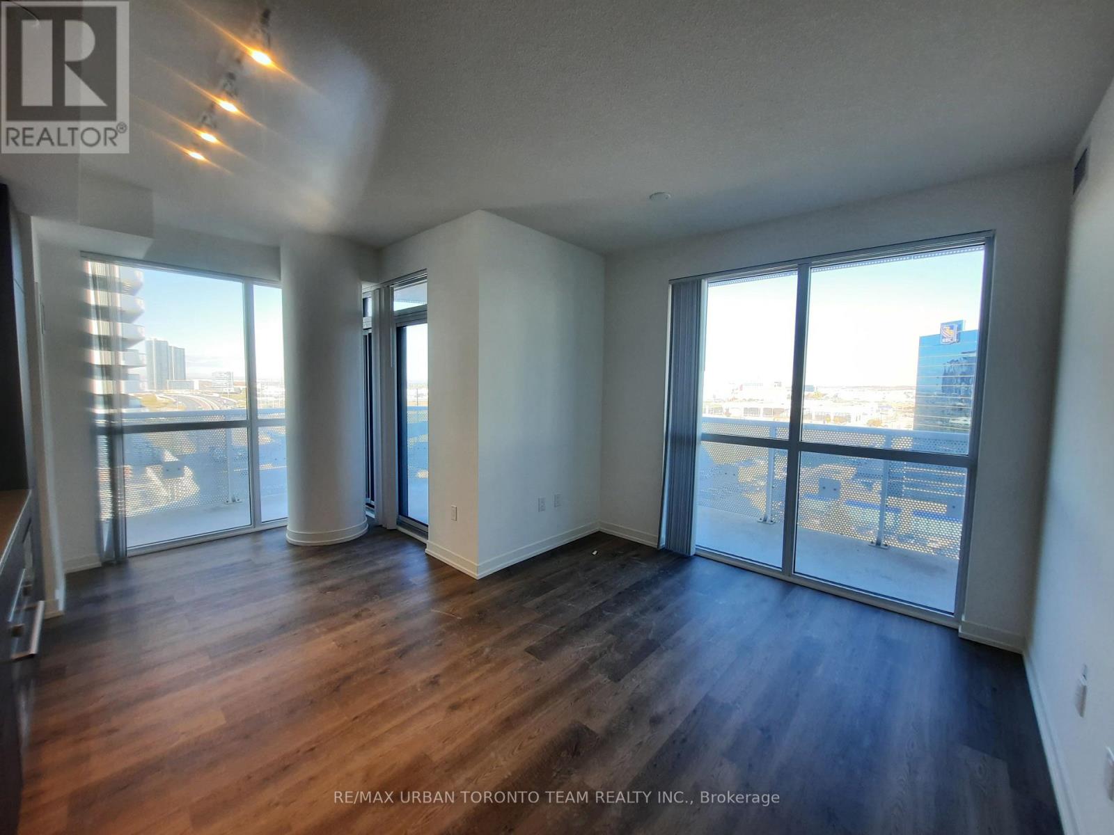 802 - 8 Interchange Way, Vaughan, Ontario  L4K 5Z7 - Photo 4 - N12508668