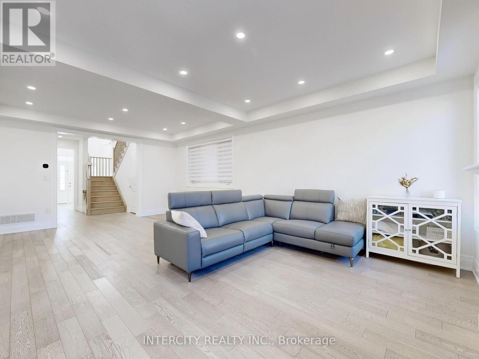 68 Klein Mills Road, Vaughan, Ontario  L4H 4W1 - Photo 5 - N12508894