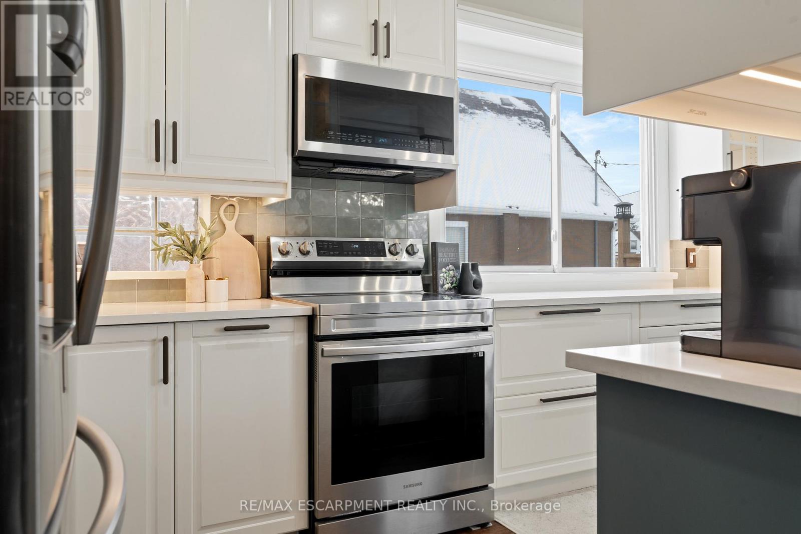 18 Flanders Avenue, St. Catharines, Ontario  L2M 5X3 - Photo 10 - X12464334