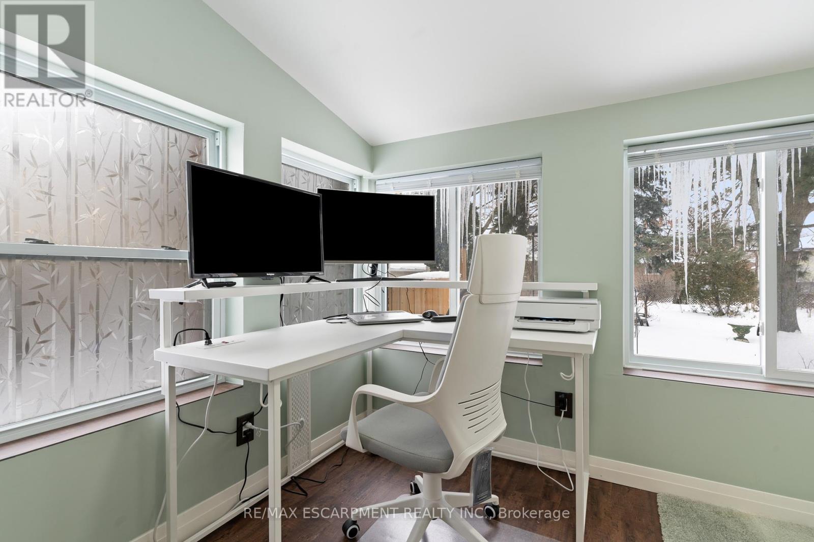 18 Flanders Avenue, St. Catharines, Ontario  L2M 5X3 - Photo 17 - X12464334