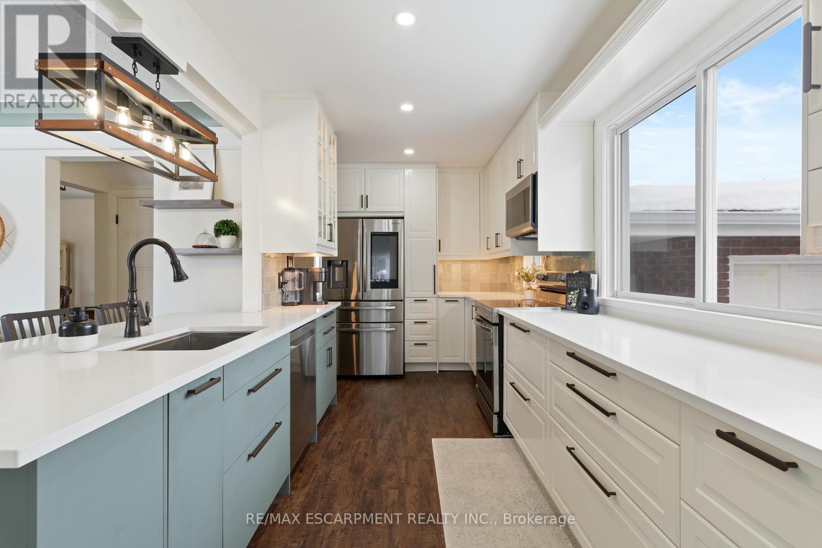 18 Flanders Avenue, St. Catharines, Ontario  L2M 5X3 - Photo 5 - X12464334